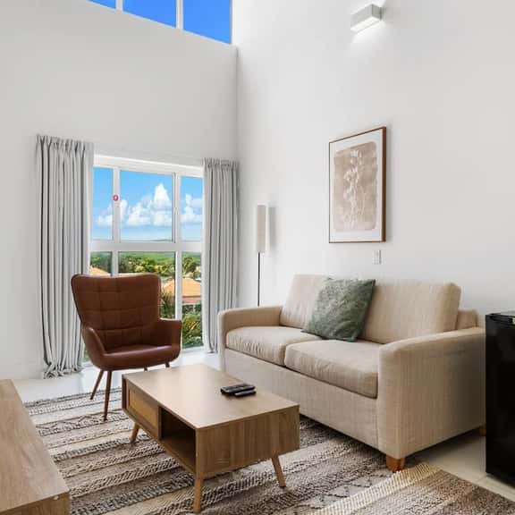 Bright 2BR Condo w/ Lap Pool & Gym, Noord - Image 1