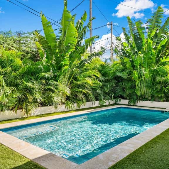 Backyard Bliss: 4BR Pool Home near Palm Beach - Image 1
