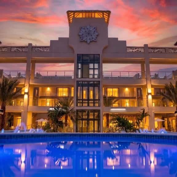 2BR Condo w/ Pool & Jacuzzi, near Eagle Beach - Image 1