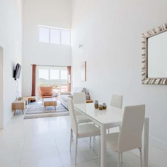 Top-Floor 2BR Condo w/ High Ceilings, Noord - Image 1