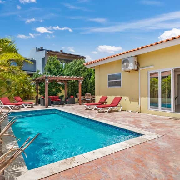 3BR Home w/ Private Pool & BBQ near Palm Beach - Image 1