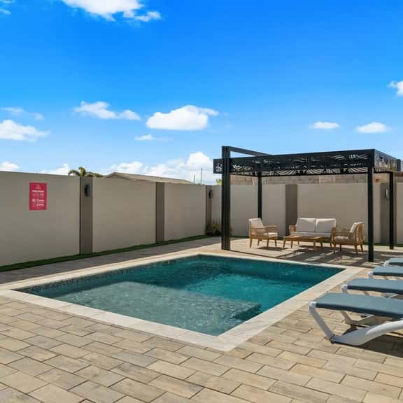 Modern 3BR Villa w/ Pool & Pergola, Noord - Image 1