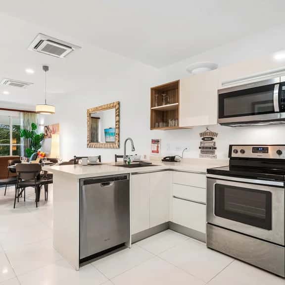 2BR Condo w/ Pool-View Balcony near Palm Beach - Image 1