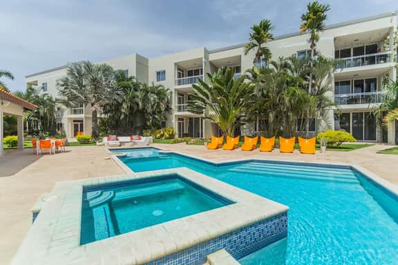 2BR Condo w/ Balcony & Pool near Eagle Beach - Image 5
