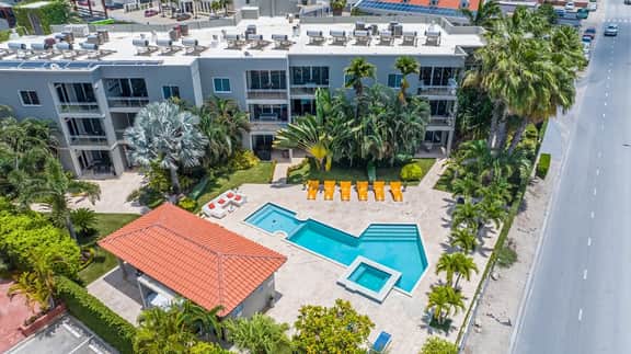 2BR Condo w/ Pool, Hot Tub & Gym near Eagle Beach - Image 3