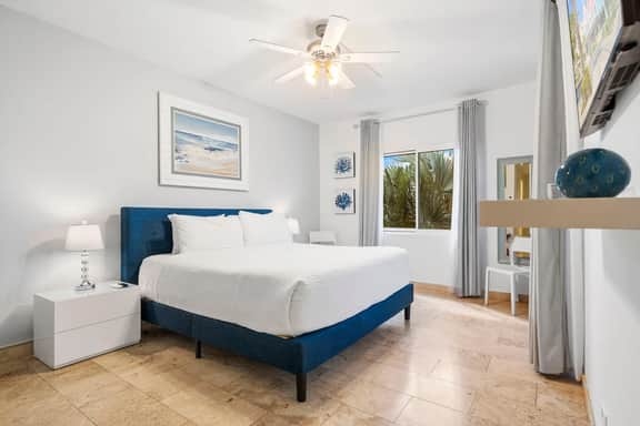 2BR Condo w/ Pool, Hot Tub & Gym near Eagle Beach - Image 4