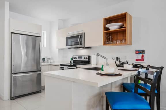 Spacious 2BR Condo w/ Free Parking near Palm Beach - Image 5