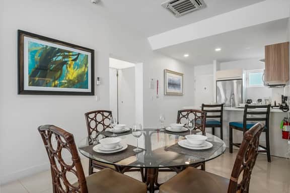 Spacious 2BR Condo w/ Free Parking near Palm Beach - Image 4