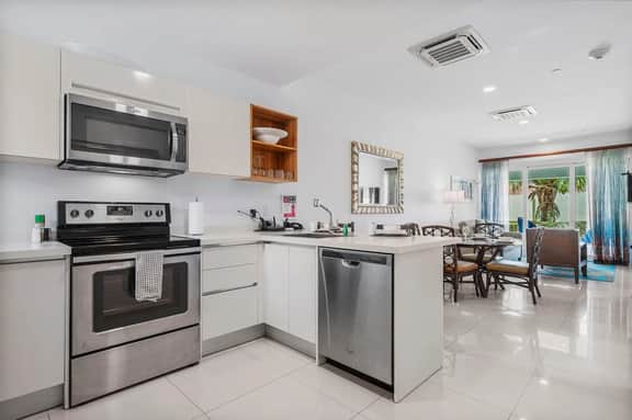 Spacious 2BR Condo w/ Free Parking near Palm Beach - Image 3