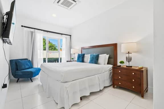 Spacious 2BR Condo with Pool Access in Noord Aruba - Image 4