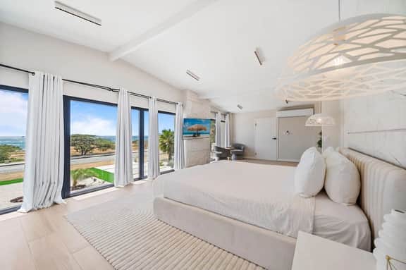 Ocean Front! 8BR Villa with Pool near Malmok Beach - Image 3