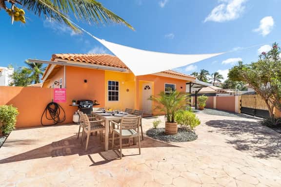 3BR Home w/ Private Pool & Gazebo, Noord - Image 5