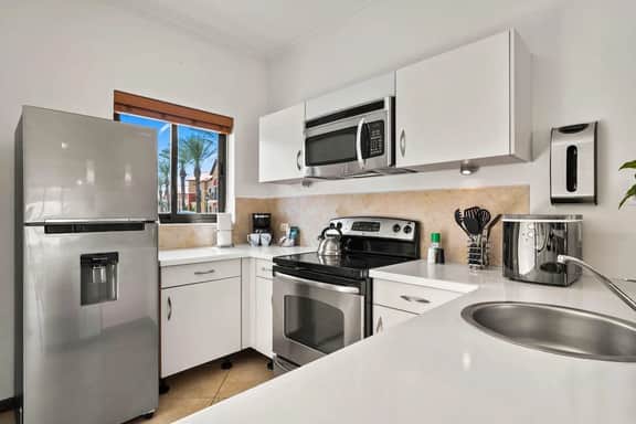 2BR Townhouse w/ Backyard & Pool, near Arashi - Image 5