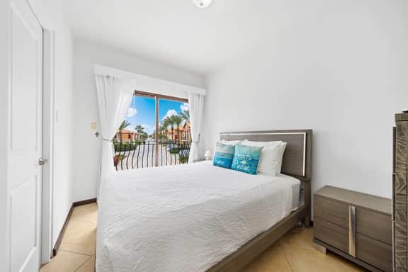 2BR Townhouse w/ Backyard & Pool, near Arashi - Image 3