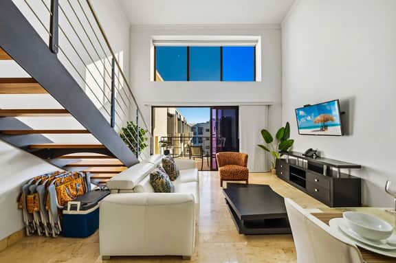 Loft-Style 2BR Condo w/ Pool View, Palm Beach - Image 2