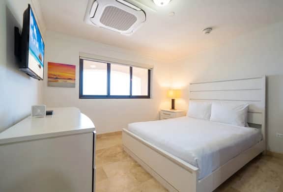 Loft-Style 2BR Condo w/ Pool View, Palm Beach - Image 4