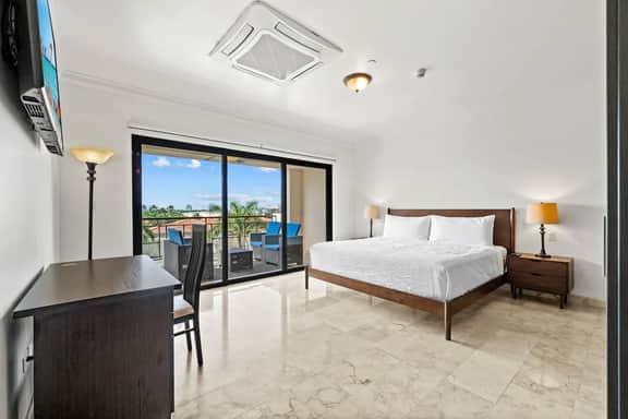 2BR Condo w/ Pool & Gym, near Palm Beach - Image 3