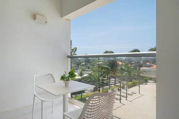 Modern Caribbean 2BR Condo with Pool Access, Noord - Image 2
