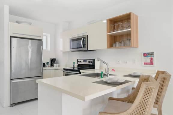 Modern Caribbean 2BR Condo with Pool Access, Noord - Image 5