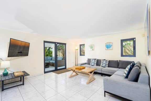 Luxury 6BR Villa w/ Private Pool near Palm Beach - Image 4