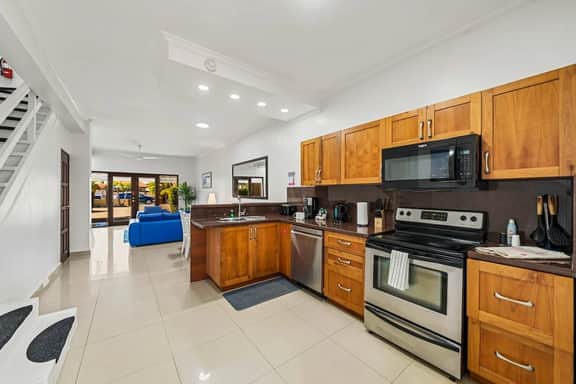 2BR Condo w/ Pool & Balcony, 1 Min to Eagle Beach - Image 3