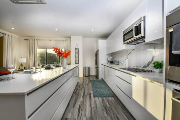 Stylish 2BR Condo w/ Pool near Palm Beach - Image 5