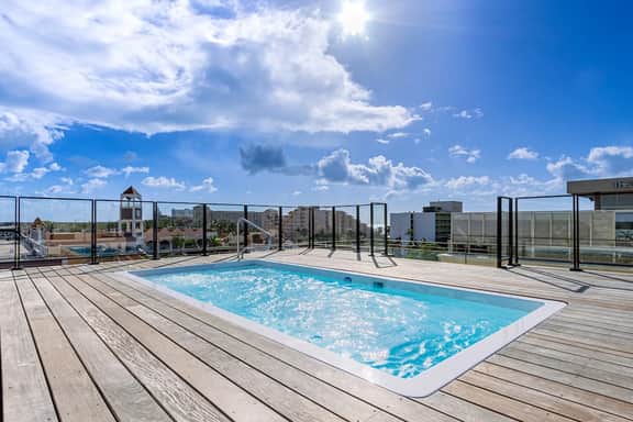 Stylish 2BR Condo w/ Pool near Palm Beach - Image 3