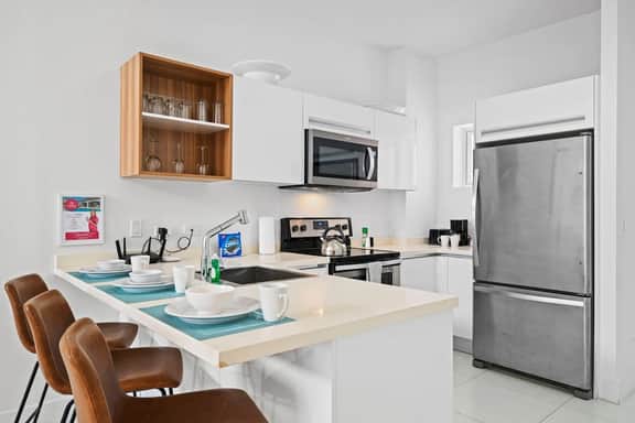 Bright 2BR Condo w/ Lap Pool & Gym, Noord - Image 2
