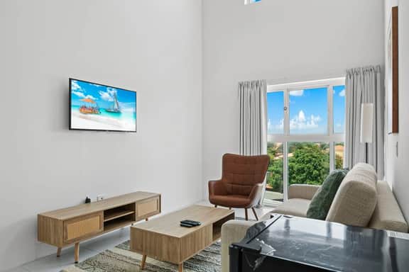 Bright 2BR Condo w/ Lap Pool & Gym, Noord - Image 4