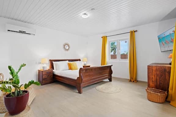 Backyard Bliss: 4BR Pool Home near Palm Beach - Image 3