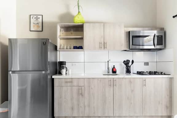Chic 2BR Apt w/ Patio & Shared Pool, Noord - Image 4