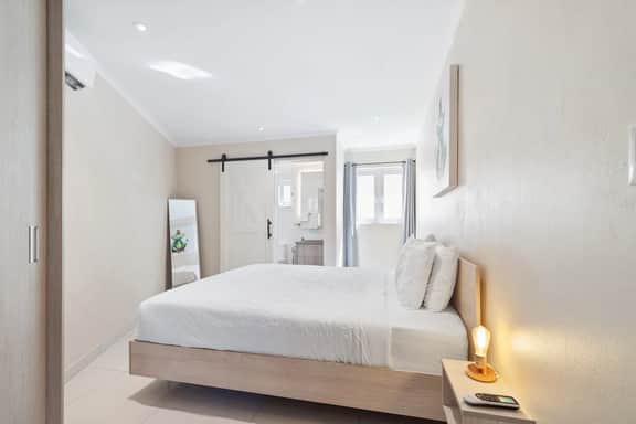 Chic 2BR Apt w/ Patio & Shared Pool, Noord - Image 5