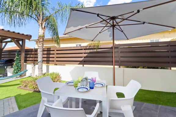 Chic 2BR Apt w/ Patio & Shared Pool, Noord - Image 2