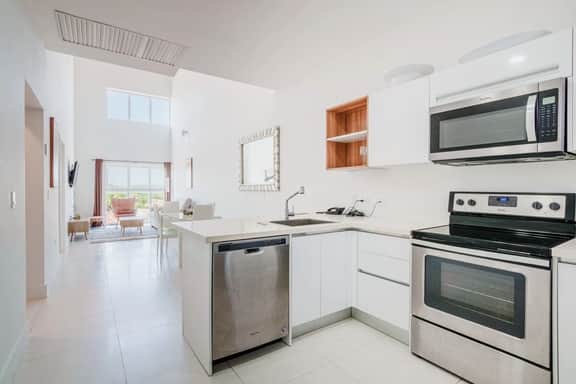 Top-Floor 2BR Condo w/ High Ceilings, Noord - Image 2