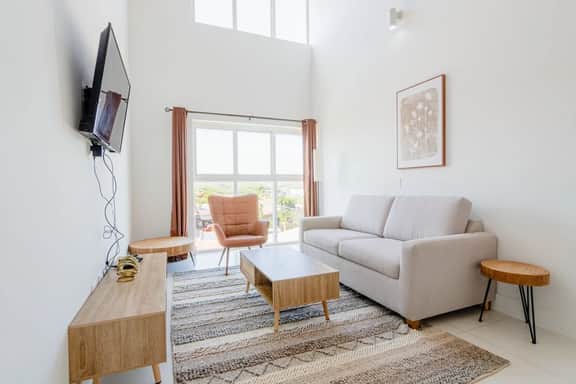 Top-Floor 2BR Condo w/ High Ceilings, Noord - Image 5