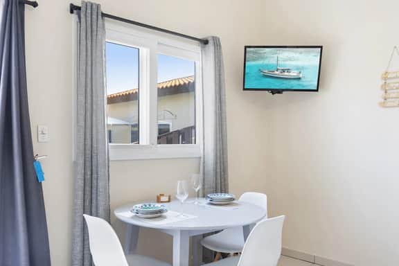 1BR Apt w/ Shared Plunge Pool & Garden, Noord - Image 4