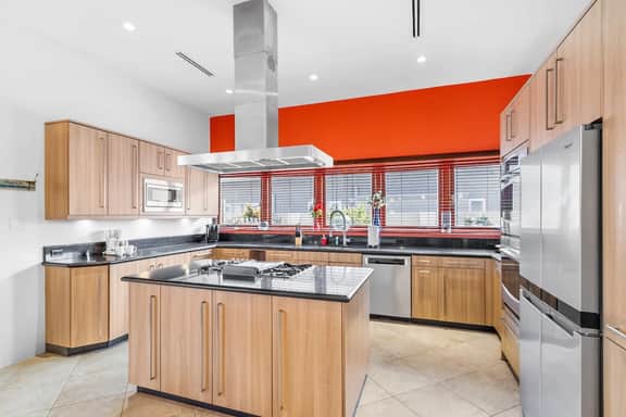 Colorful 4BR Pool Villa near Palm Beach - Image 5