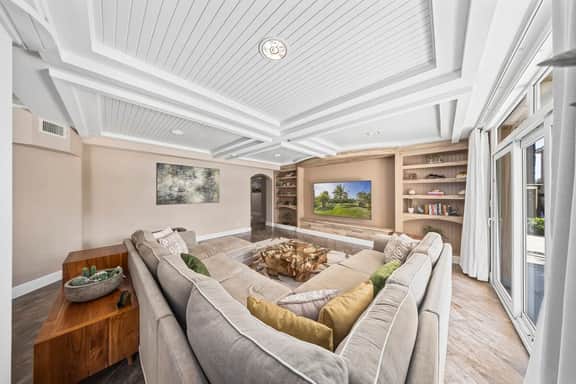 Ground-level 4BR Lake View Condo, Walk to Beach - Image 2