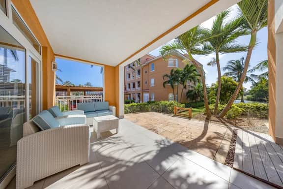 Ground-level 4BR Lake View Condo, Walk to Beach - Image 5