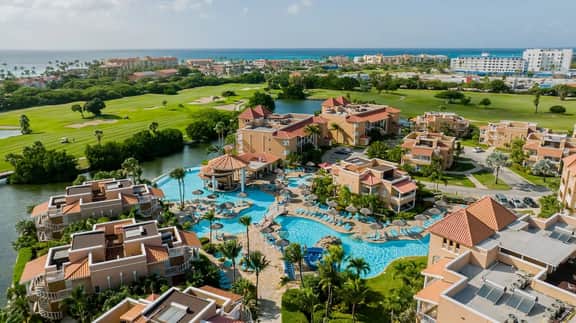 Ground-level 4BR Lake View Condo, Walk to Beach - Image 4