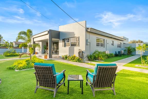 5BR Home w/ Private Pool, Walk to Mangel Halto - Image 4