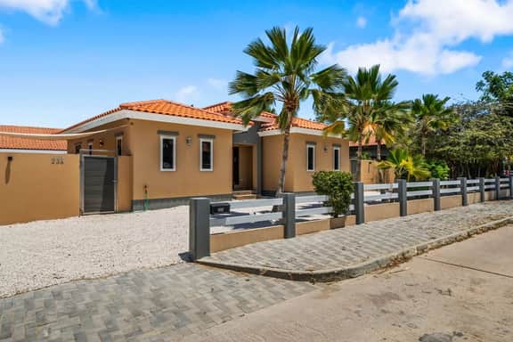 Pool Villa w/ Wood Ceilings & Garden, Oranjestad - Image 4