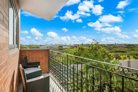 Coastal 3BR Townhouse w/ Shared Pool, Noord - Image 5