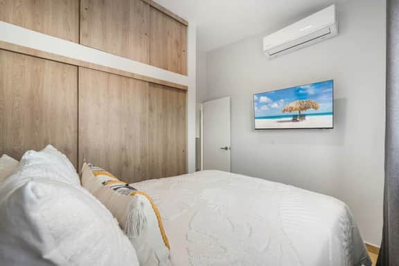 Coastal 3BR Townhouse w/ Shared Pool, Noord - Image 4