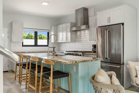 Coastal 3BR Townhouse w/ Shared Pool, Noord - Image 3