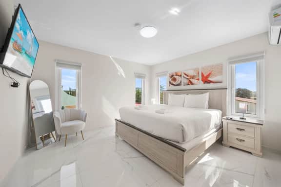 Modern 3BR Villa w/ Pool & Pergola, Noord - Image 3