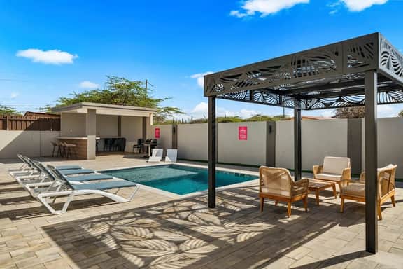 Modern 3BR Villa w/ Pool & Pergola, Noord - Image 5
