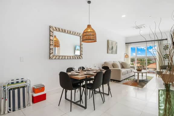 Third-Floor 2BR Condo w/ Lap Pool & Gym, Noord - Image 2