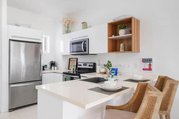 Third-Floor 2BR Condo w/ Lap Pool & Gym, Noord - Image 3