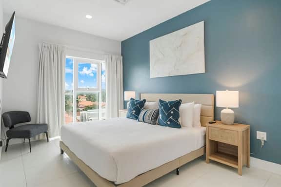 Third-Floor 2BR Condo w/ Lap Pool & Gym, Noord - Image 4